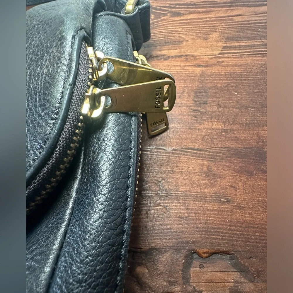 Fossil Vintage Shoulder Bag Black Leather Long Shoulder Strap Pockets Expandable